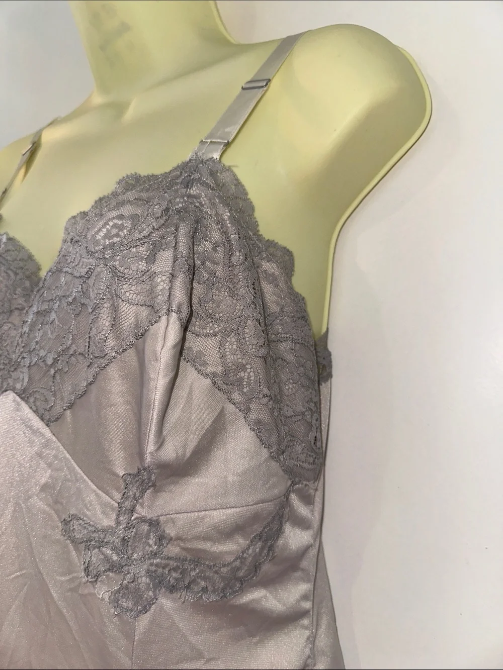 Vintage 60s grayish lavender full nylon slip with lace trim detailing - Picture 4 of 6